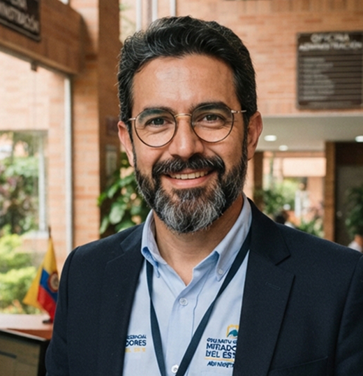 Alejandro, administrador de propiedad horizontal, quien revisa las actas de ActaPH